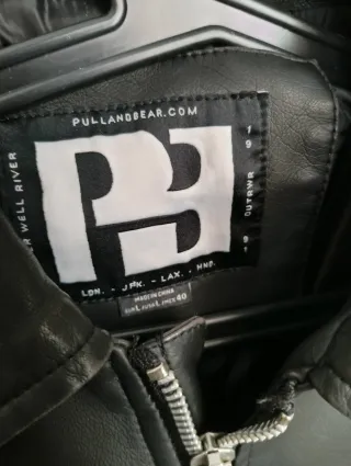 Cazadora Cuero Negra Pull&Bear Talla M