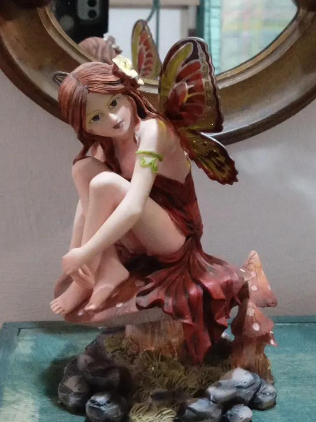 Fata seduta su fungo Nemesis now con certificati