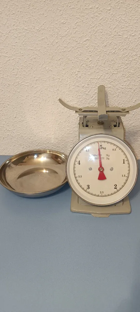 Balanza de cocina antigua gris