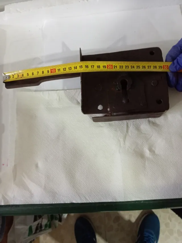 Vecchia serratura in metallo