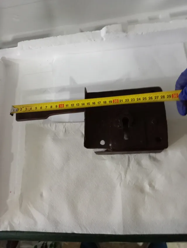 Vecchia serratura in metallo