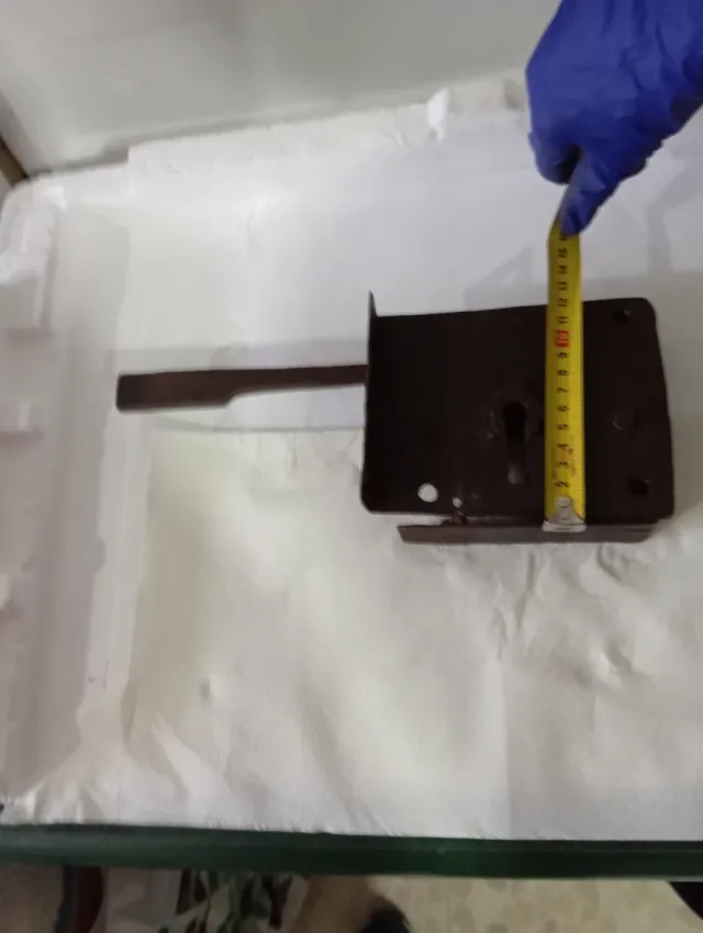 Vecchia serratura in metallo