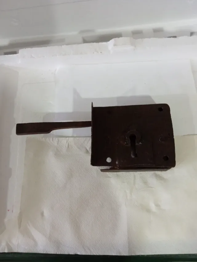 Vecchia serratura in metallo