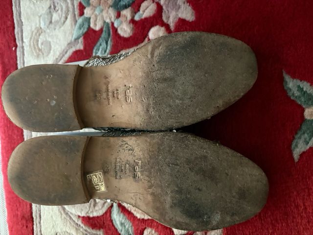 Zapatos Ras dorados y blancos