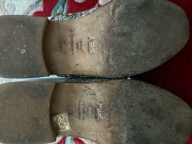 Zapatos Ras dorados y blancos