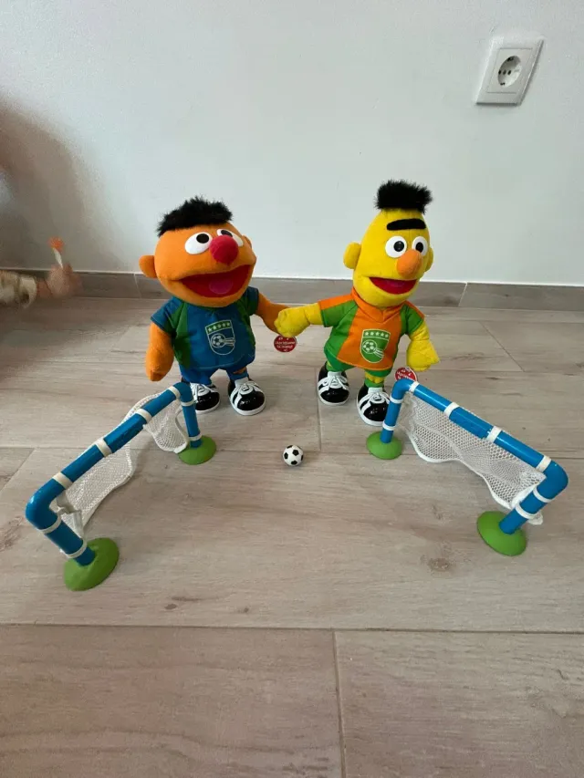 Epi y Blas futbolistas peluches