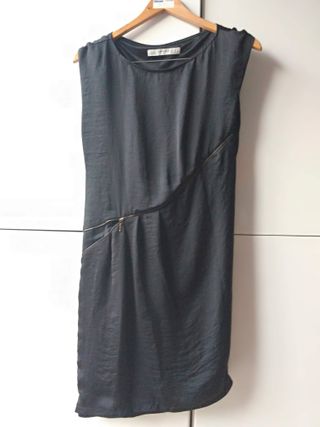Vestido asimétrico de Zara. Talla M