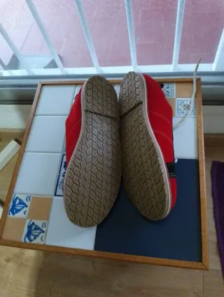 Zapatos casual de ante rojos y verde