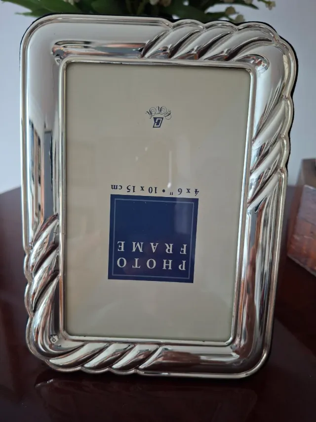 Marco de fotos plateado con diseño trenzado
