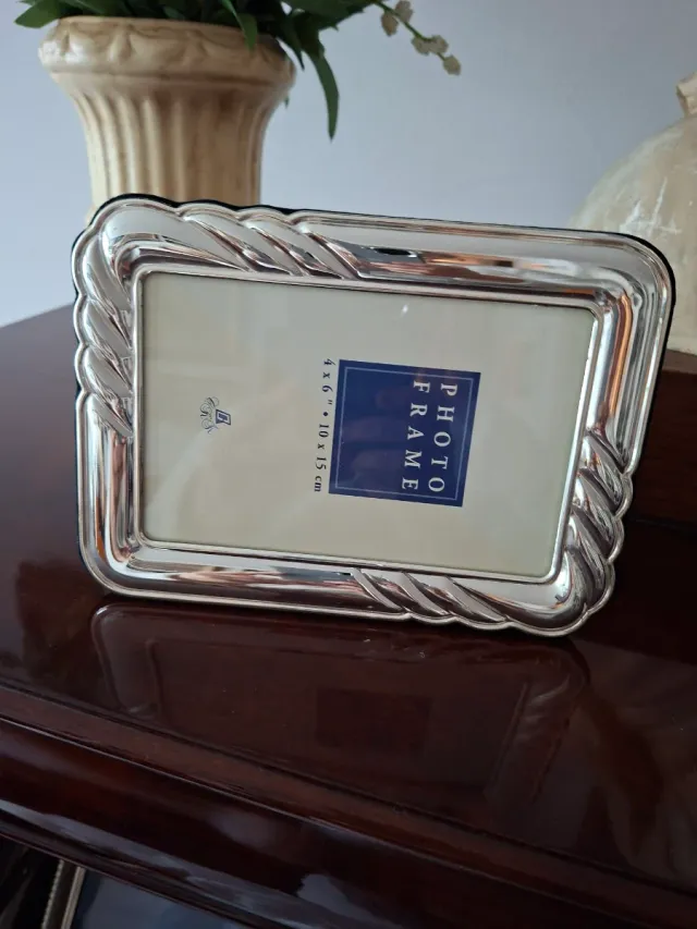 Marco de fotos plateado con diseño trenzado