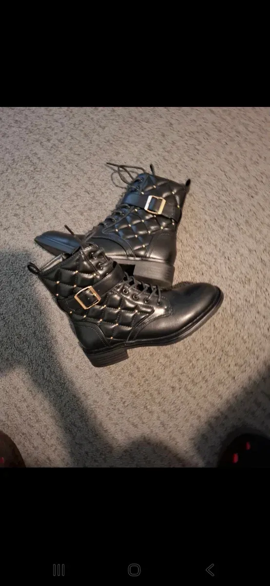 Stivaletti Anna Field neri con dettagli oro