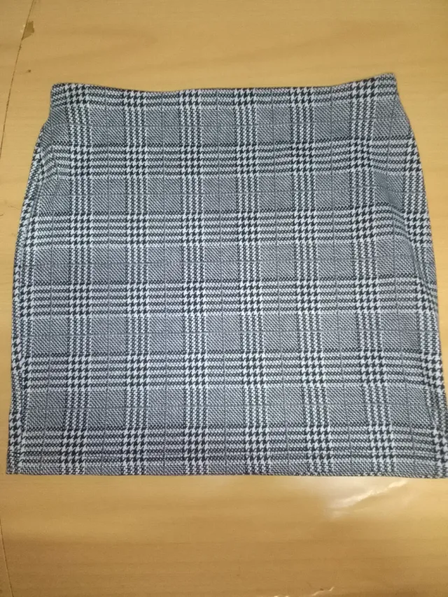 Falda de cuadros gris y negra