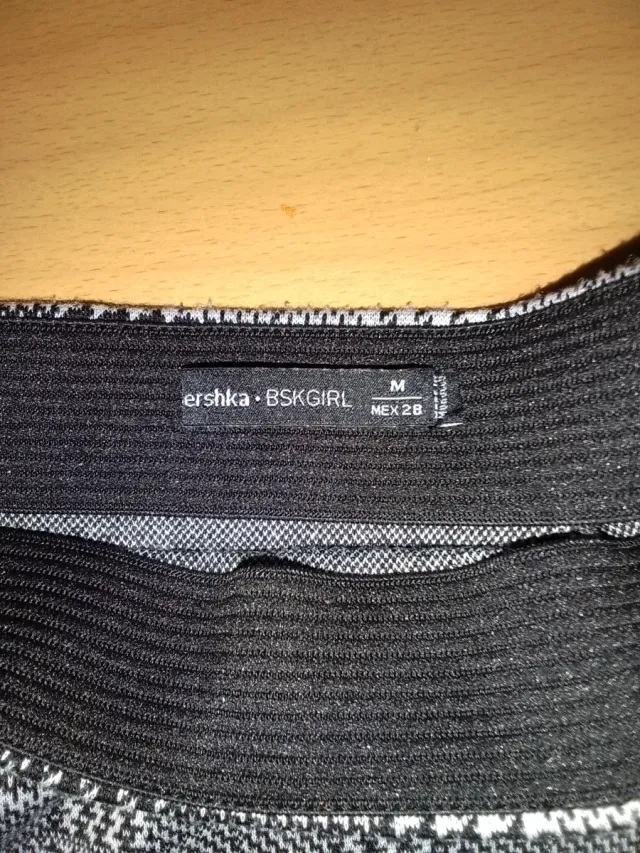 Falda de cuadros gris y negra