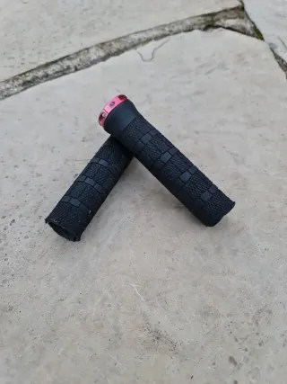 Puños de bici finos con abrazadera de aluminio