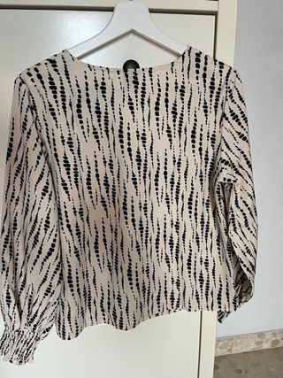 Camisa estampada beige y negra