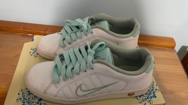 Deportivas Nike Blancas y Turquesa