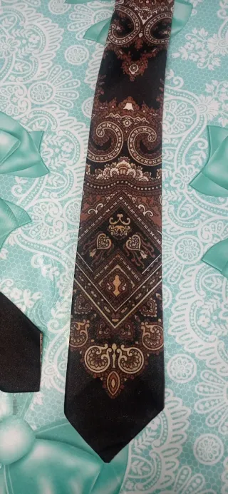 Cravatta fantasia marrone e nera