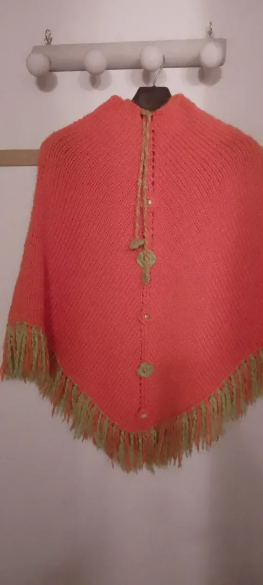 Chal tejido a mano con flecos