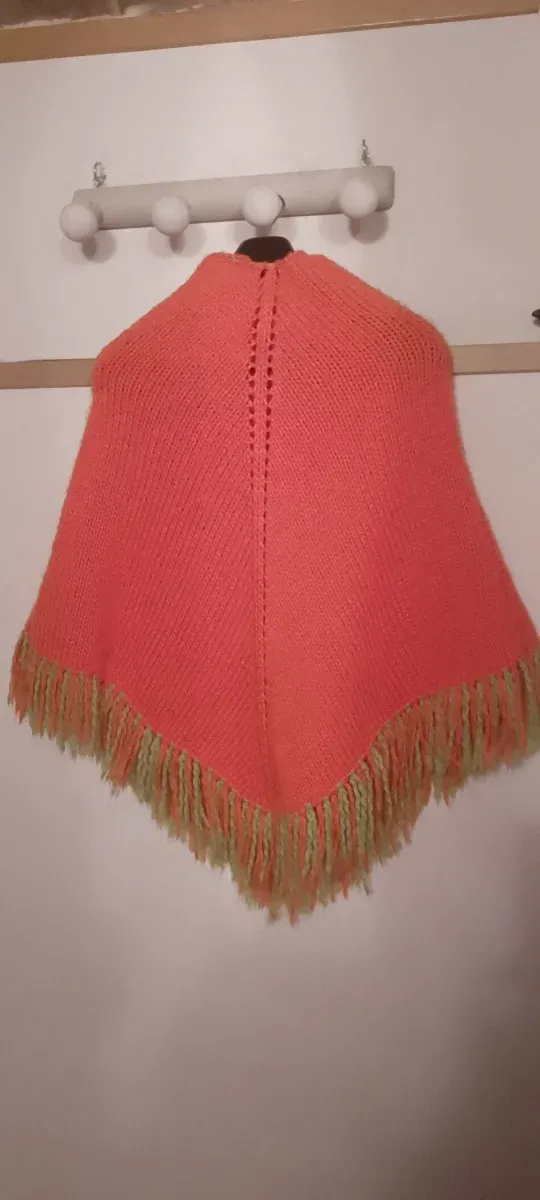 Chal tejido a mano con flecos