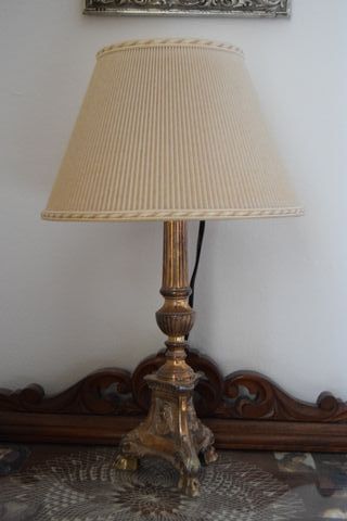 Lámpara de noche de metal beige y plateada.