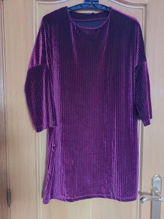 Vestido corto color granate de terciopelo