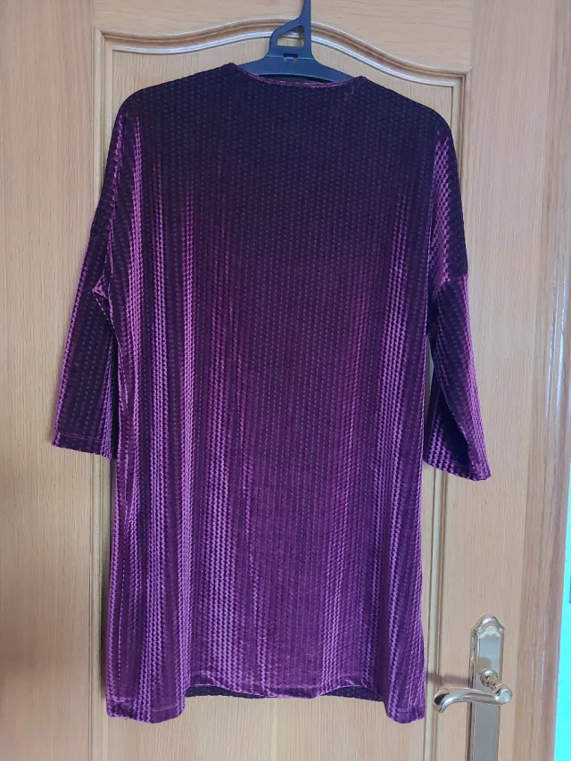 Vestido corto  color granate de terciopelo