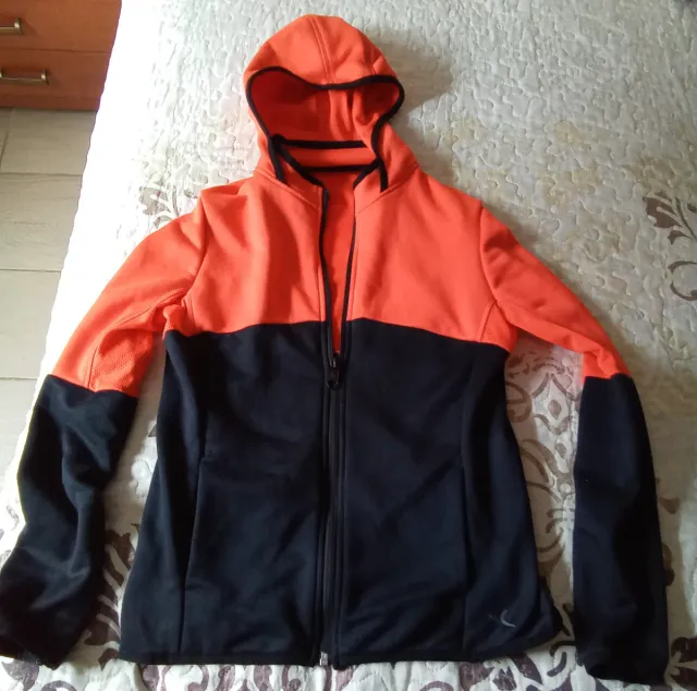 Sudadera niño con capucha naranja y negra