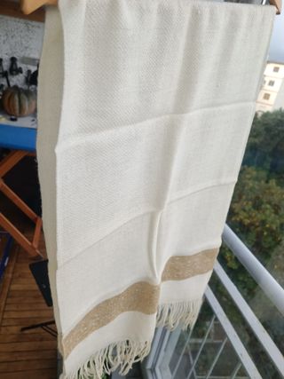 Sciarpa panna con dettagli oro