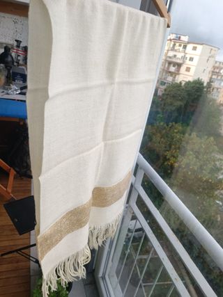 Sciarpa panna con dettagli oro