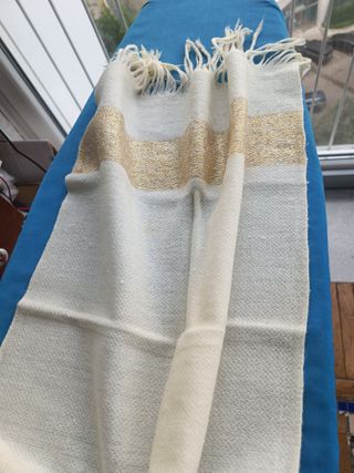 Sciarpa panna con dettagli oro