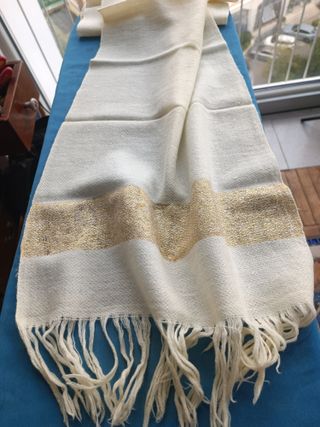 Sciarpa panna con dettagli oro
