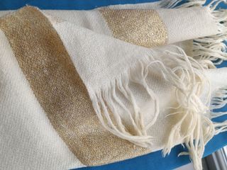 Sciarpa panna con dettagli oro