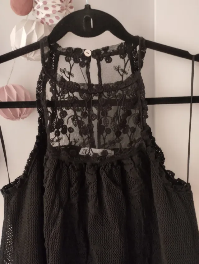 Vestido negro Zara cuello halter encaje