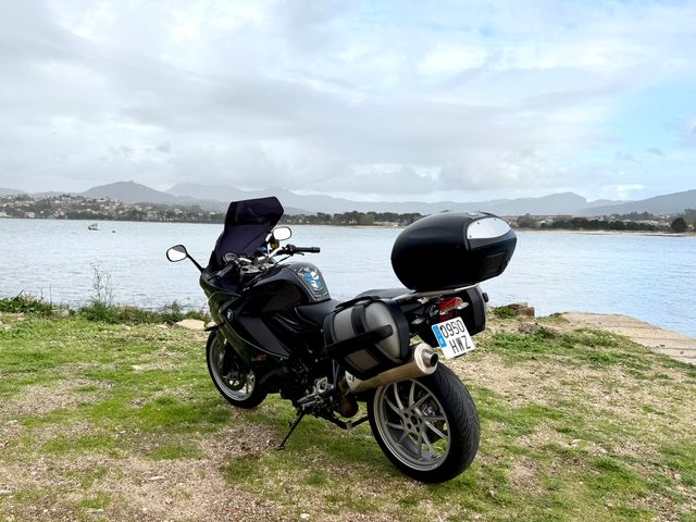 BMW F800GT Negra con Maletas