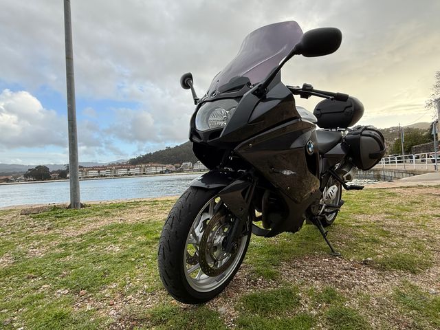 BMW F800GT Negra con Maletas
