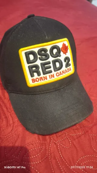 Gorra DSQUARED2 Negra con Hoja Roja