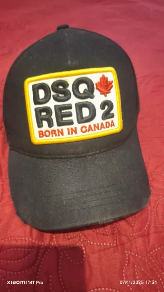 Gorra DSQUARED2 Negra con Hoja Roja