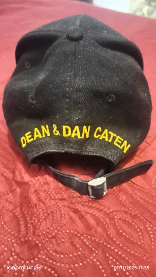 Gorra DSQUARED2 Negra con Hoja Roja