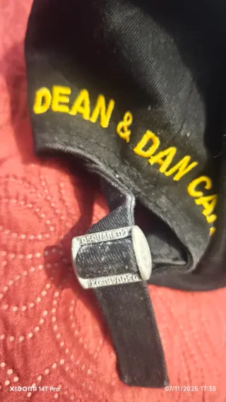 Gorra DSQUARED2 Negra con Hoja Roja