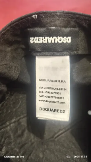 Gorra DSQUARED2 Negra con Hoja Roja