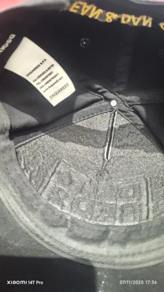 Gorra DSQUARED2 Negra con Hoja Roja