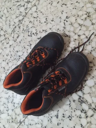 Zapatos de seguridad negros y naranjas