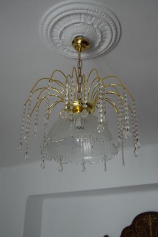 Lámpara de metal y cristal dorada