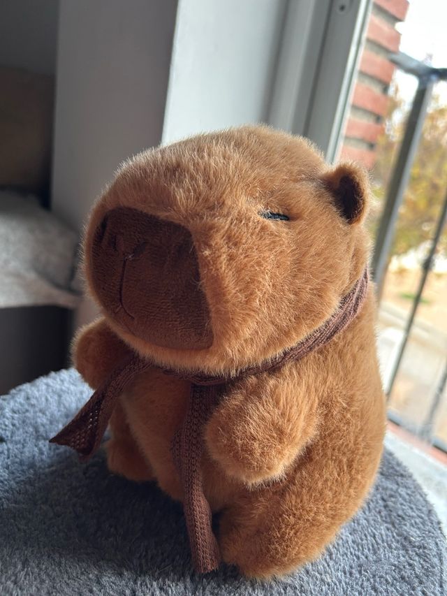 Peluche Capibara con bufanda 20cm