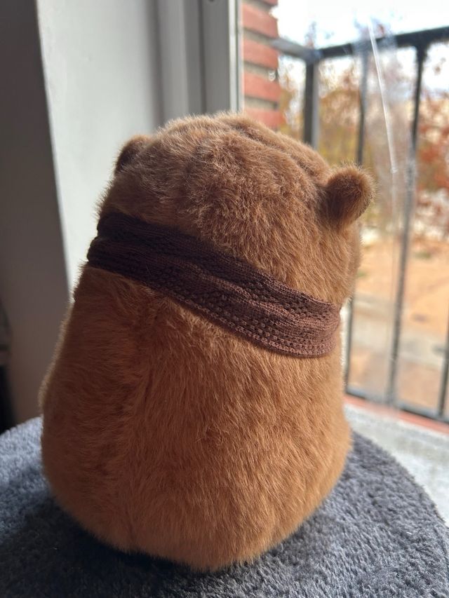 Peluche Capibara con bufanda 20cm