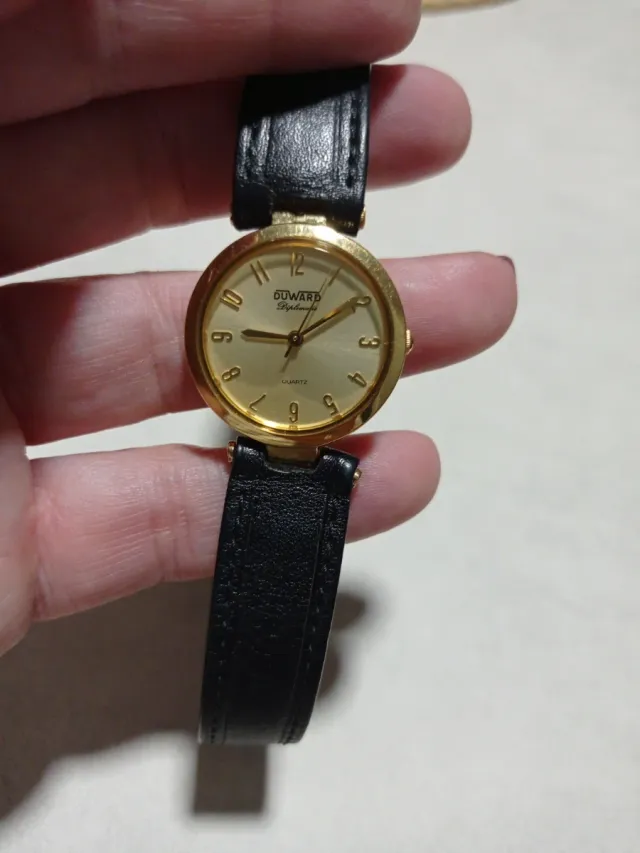 Reloj Duward Mujer Dorado y Negro
