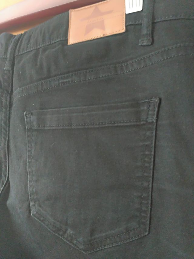 Pantalón NUEVO tipo pitillo tobillero. Festa T.40