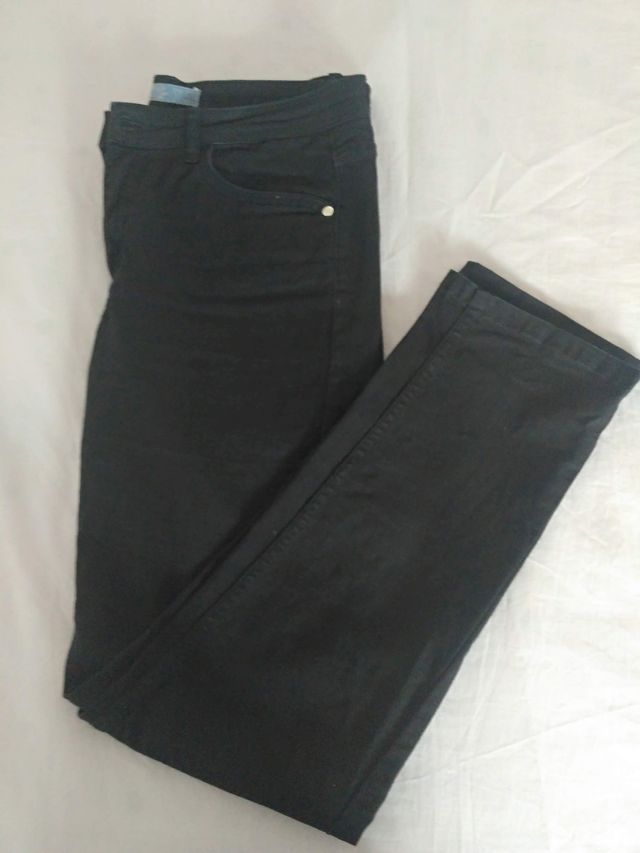 Pantalón NUEVO tipo pitillo tobillero. Festa T.40