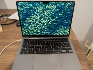 MacBook Air 13" M2 de color plata