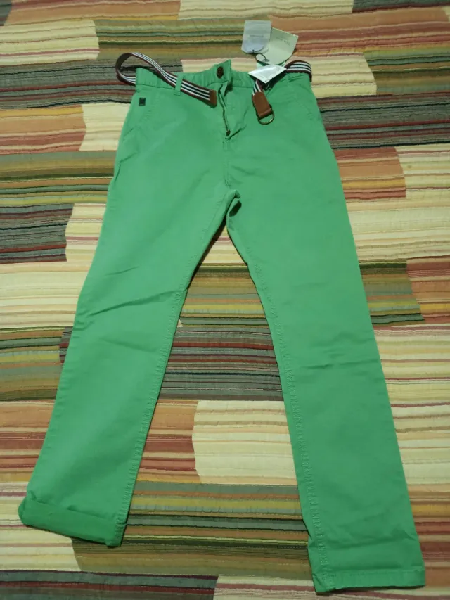 Pantalón verde con cinturón, niño talla 9-10 años.